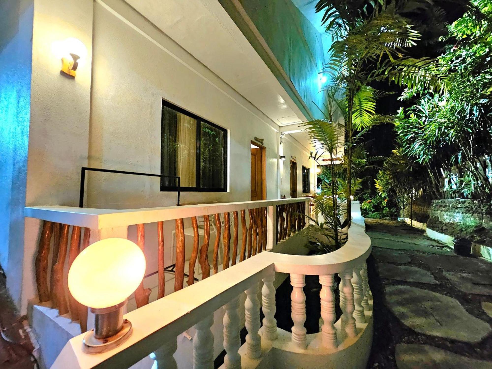 Cocoloco Beach Resort Manoc-Manoc Exterior photo