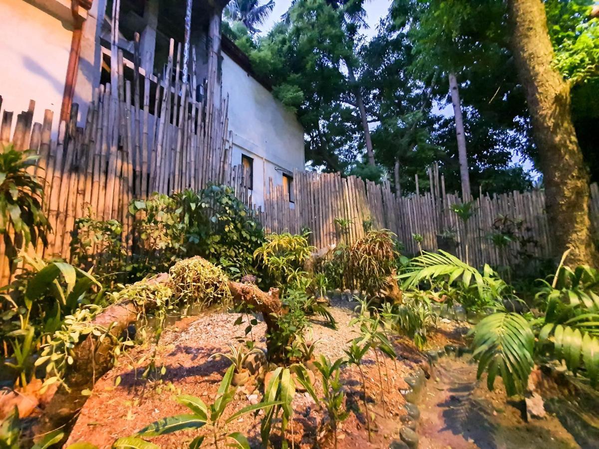 Cocoloco Beach Resort Manoc-Manoc Exterior photo